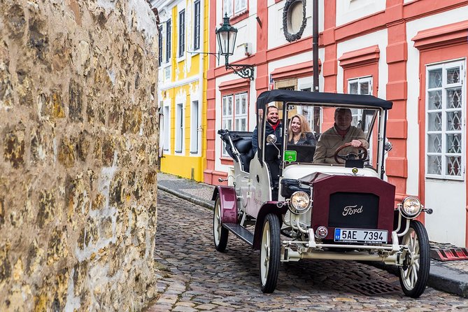 1,5 hour oldtimer convertible Prague sightseeing tour - Hotel pickup makes the start easy