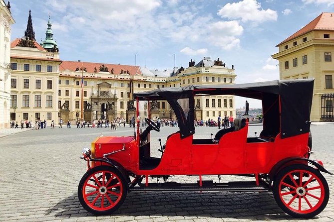 1,5 hour oldtimer convertible Prague sightseeing tour - Old Town Square and the astronomical clock