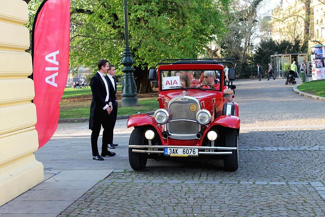 1,5 hour oldtimer convertible Prague sightseeing tour - The Jewish Quarter and the Old New Synagogue