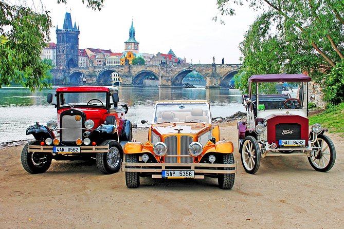 1,5 hour oldtimer convertible Prague sightseeing tour - Prague Castle and St. Vitus Cathedral