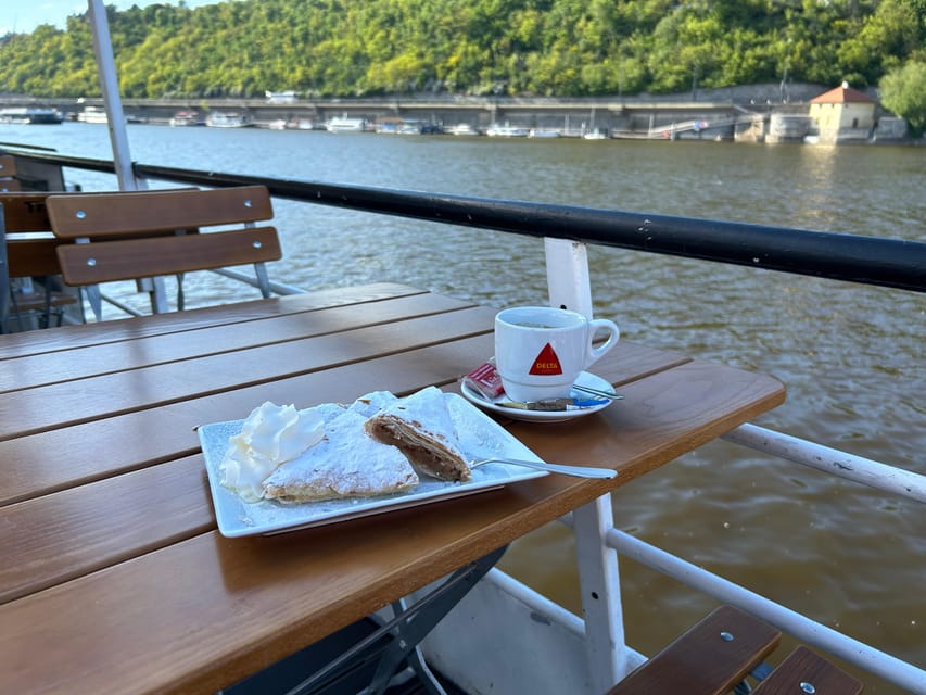1 hour boat cruise with fragrant coffee and homemade strudel - Prague Castle as a Broad Panorama