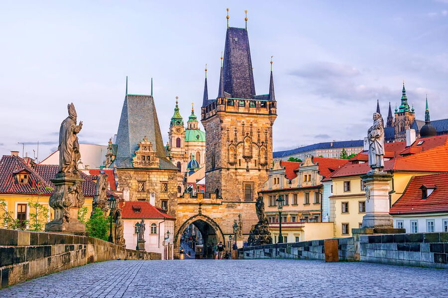 1000 years of history! Evening walking foodie tour - Starting by Prague Castle after sunset