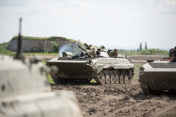 BMP tank driving experience Prague - Learning the controls before you move