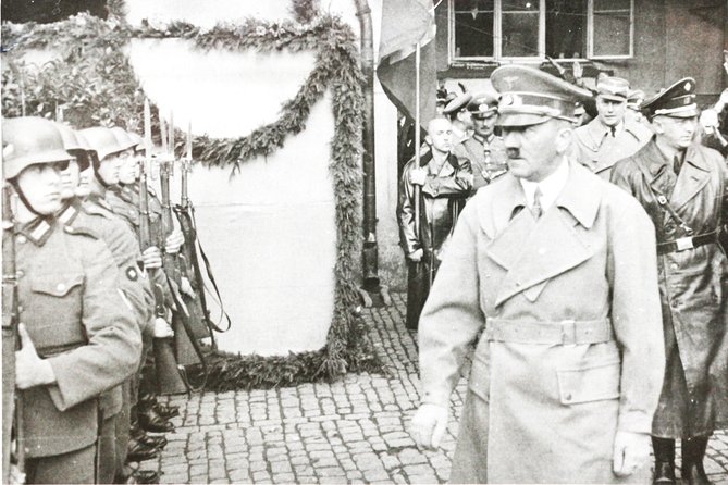 Český Krumlov 20th century tour - How the photographs change the walk