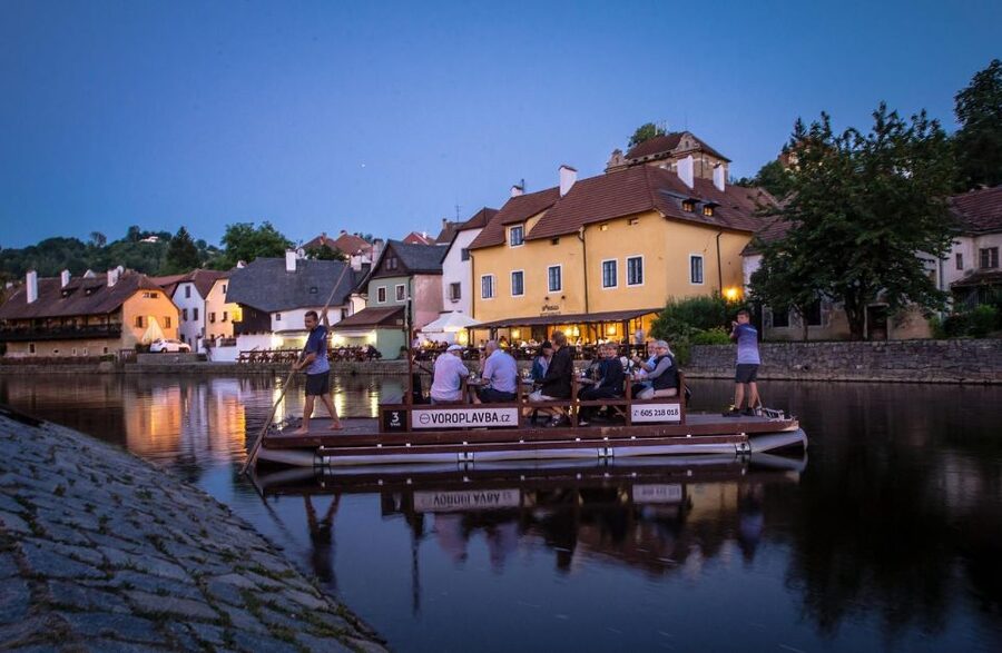 Český Krumlov: Advent Wooden Raft River Cruise - What the 30-minute route gives you