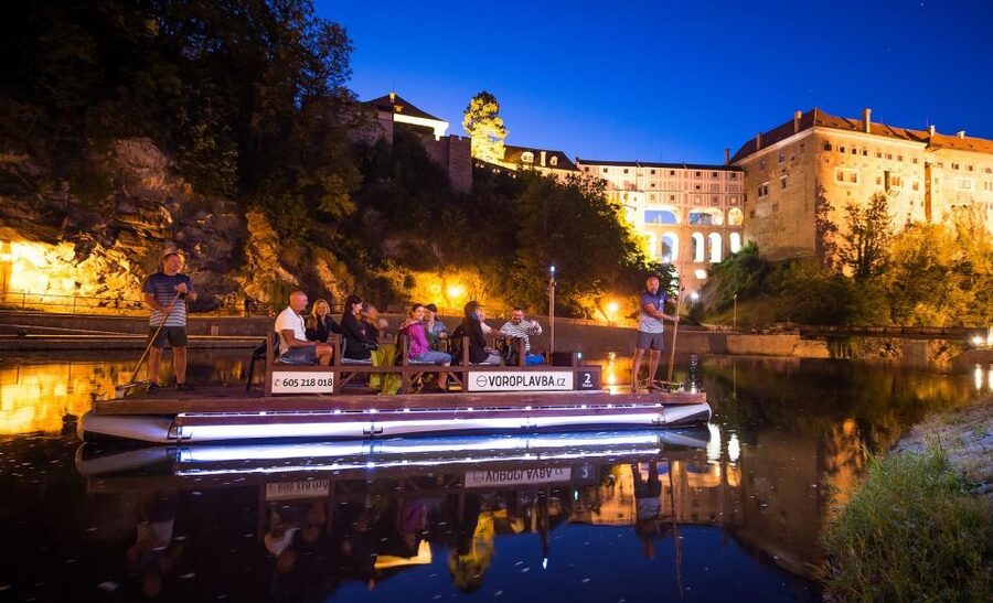 Český Krumlov: Advent Wooden Raft River Cruise - Advent atmosphere and winter trade-offs