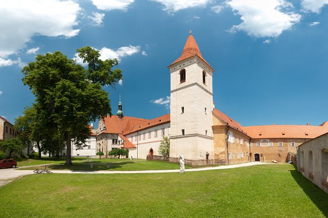 Český Krumlov Free Tour - Guides who add humor and useful local advice