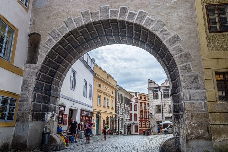 Český Krumlov: Half-Day Medieval Architecture Walking Tour - Svornosti Square and the town’s first clues