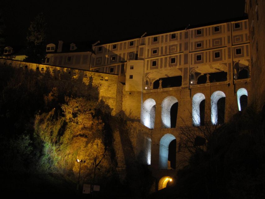 Český Krumlov: Night Walking Tour with a Professional Guide - From sunset light to old-town shadows