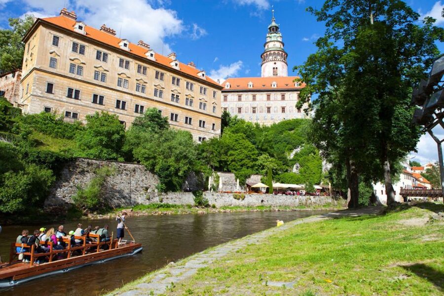 Český Krumlov: Wooden Raft River Cruise - Weather, clothing, and timing