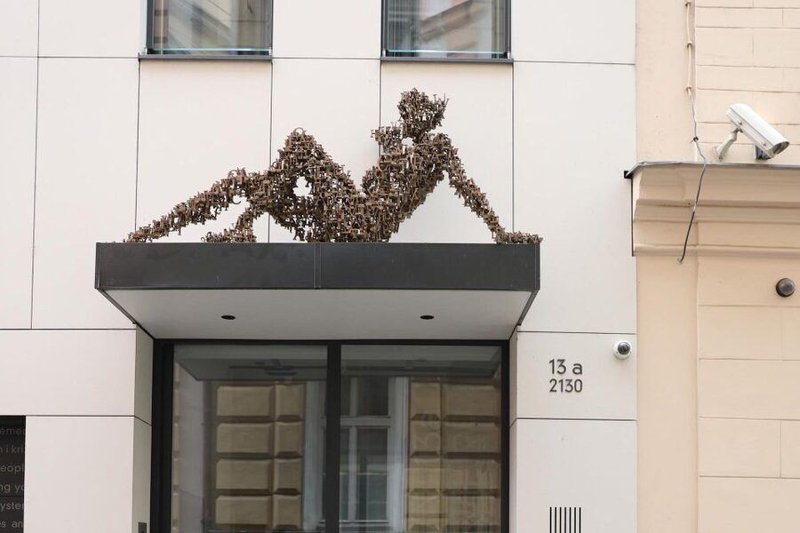 Contemporary art tour in Prague: the works of David Černý - Who will enjoy this French-language art walk