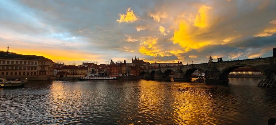 Exclusive Christmas cruise with Christmas Eve buffet - St. Nicholas Cathedral and the Old Town weir