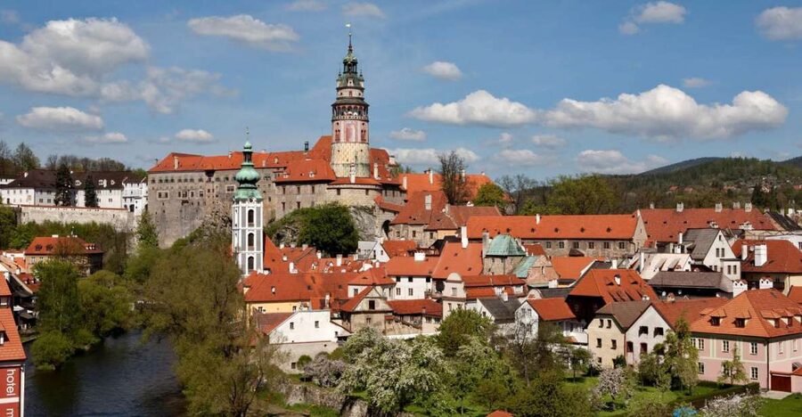 From Prague: Full-Day Český Krumlov Tour with Lunch - Walking into the medieval town