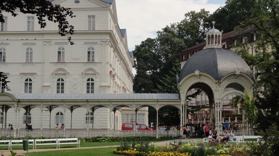 From Prague: Private Karlovy Vary & Crystal Factory Tour - Choosing the Becherovka Museum