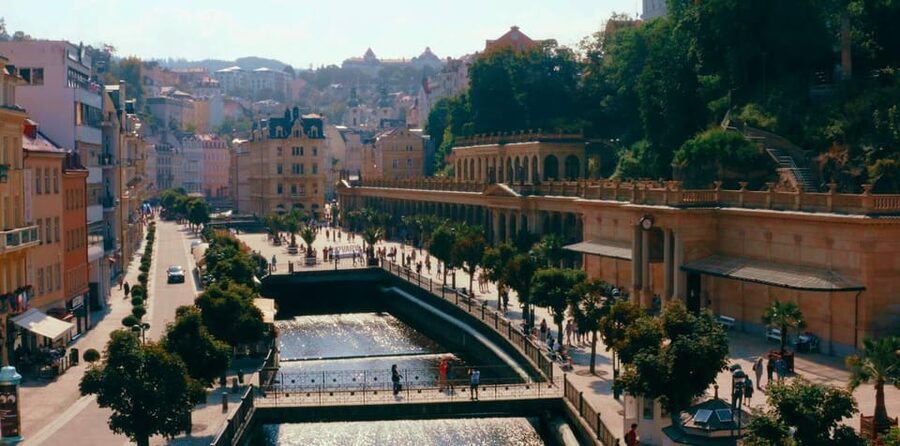 Karlovy Vary: Tourist Cinema Experience - Why the language choice makes a difference