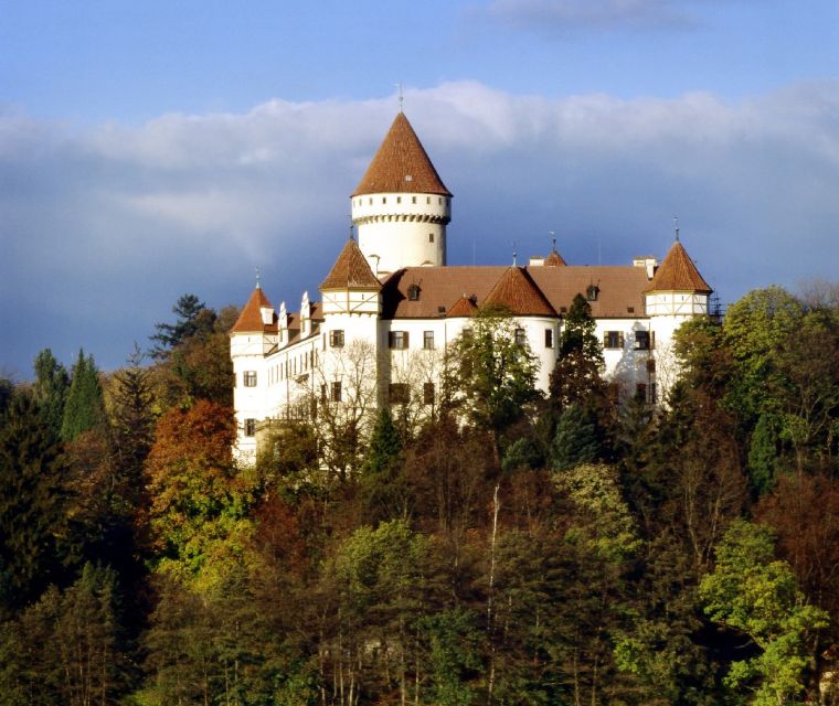 Konopiště: Chateau Tour from Prague - Arriving at the chateau and walking from the parking area
