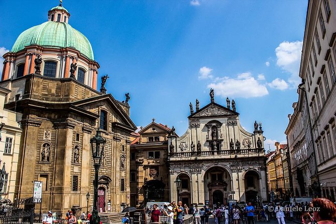 Pedestrian tour of Prague in Spanish - Starting at Wenceslas Square and the Municipal House