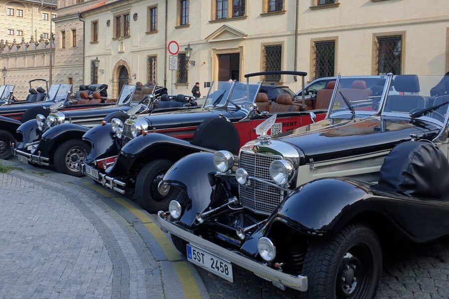 Prague: 1-Hour Private Tour in Vintage Car - Key points at a glance