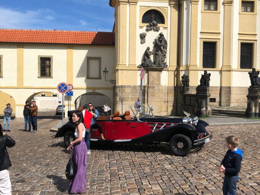 Prague: 1-Hour Private Tour in Vintage Car - What the guide adds to the ride