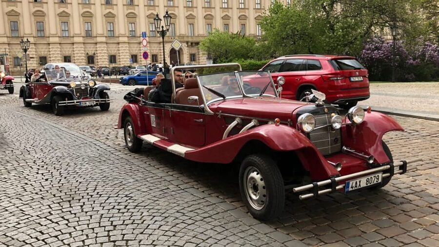 Prague: 120min Private Tour in Vintage Car, up to 6people! - Prague Castle, Loreta, and Hradčany