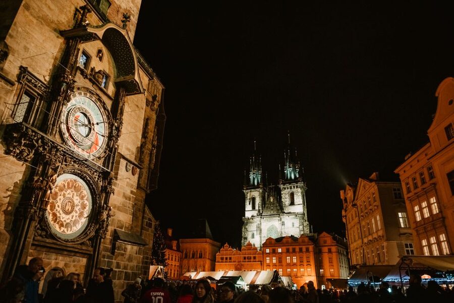 Prague: 2-3h Magical Christmas Markets Tour with Inclusions - The Old Town walk puts traditions into context