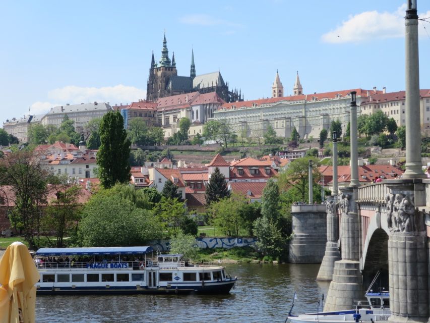 Prague: 3-hour Evening River Cruise with Dinner - How the timing shapes your evening