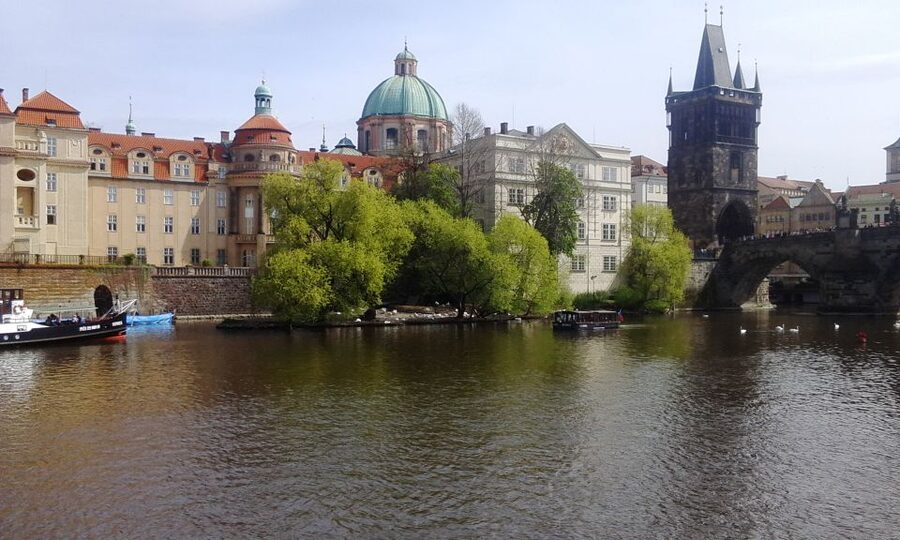 Prague: 3-hour Evening River Cruise with Dinner - Prague Castle and the Lesser Town after dark