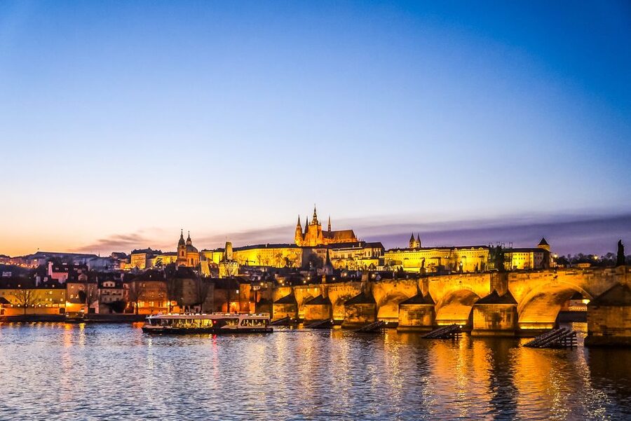 Prague: 50-Minute Sightseeing Evening Cruise - The indoor cabin or the open deck?