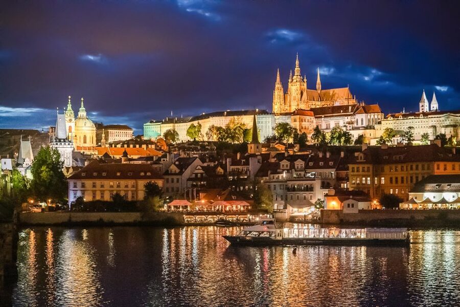 Prague: 50-Minute Sightseeing Evening Cruise - Charles Bridge from below