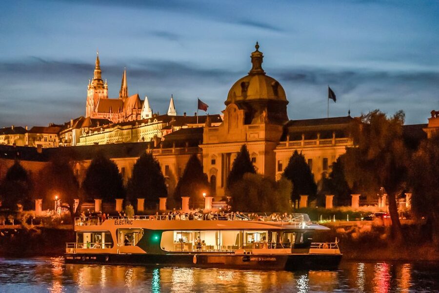 Prague: 50-Minute Sightseeing Evening Cruise - Kampa Island and Prague Castle