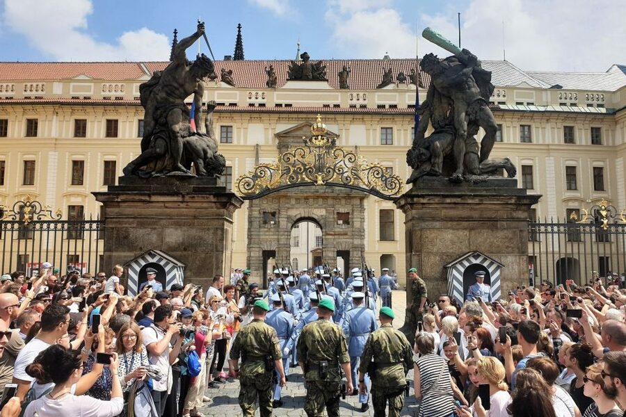 Prague: 6-Hour Tour with River Boat Cruise and Lunch - The guide makes the difference