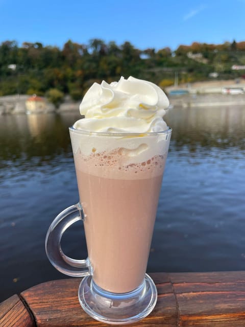 Prague: Advent Boat Cruise with Sweets and Hot Drinks - Practical comfort tips for a winter boat ride