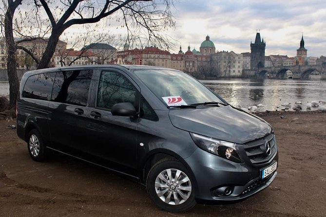 PRAGUE AIRPORT - CITY TRANSFERS in Spanish - A calm first ride from Václav Havel Airport