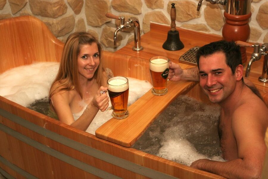 Prague: Bernard Beer Spa with Beer and Massage Option - The private beer bath for two