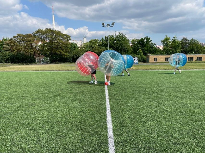 Prague: Bubbles football - Zorb Football in centrum - The referee makes the chaos manageable