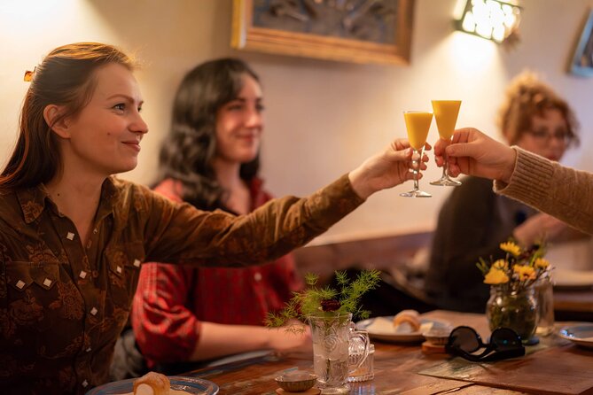 Prague by Night: Drinks & Food Tour with Eating Europe - How much food and drink do you get?