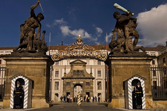 Prague Castle And Castle Grounds Walking Tour in french - St. Vitus Cathedral: Pragues grand opening scene