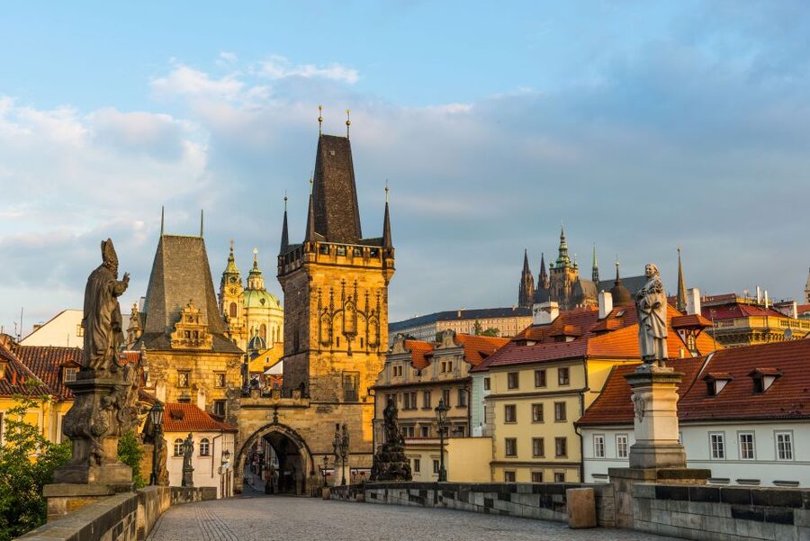 Prague: Castle and Jewish Quarter Tour - What the guides add to the experience