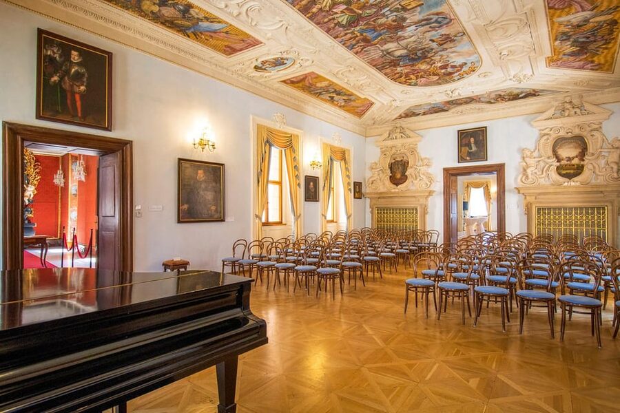 Prague Castle: Midday Classical Concert at Lobkowicz Palace - Finding Lobkowicz Palace inside the castle complex