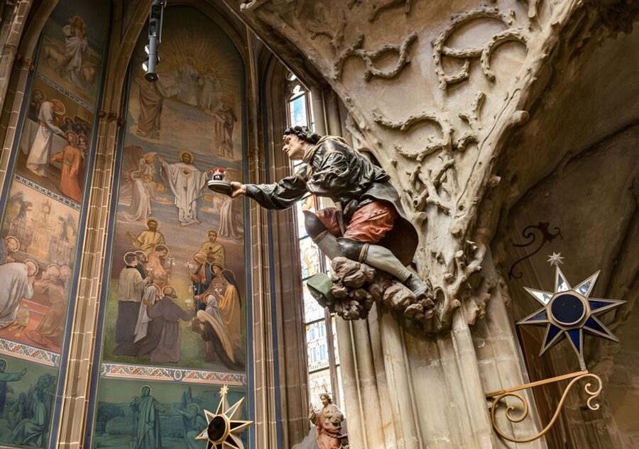 Prague Castle: Royal Palace, Cathedral, and Golden Lane Tour - Armor, dungeons, and Daliborka Tower