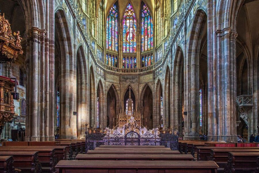 Prague Castle: Small-Group Tour with Visit to Interiors - St. Vitus Cathedral: 50 Minutes of Gothic Grandeur