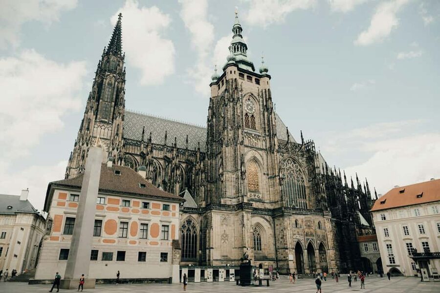 Prague Castle St. Vitus Cathedral, Royal Palace, St. George's Basilica - Practical details that affect your day