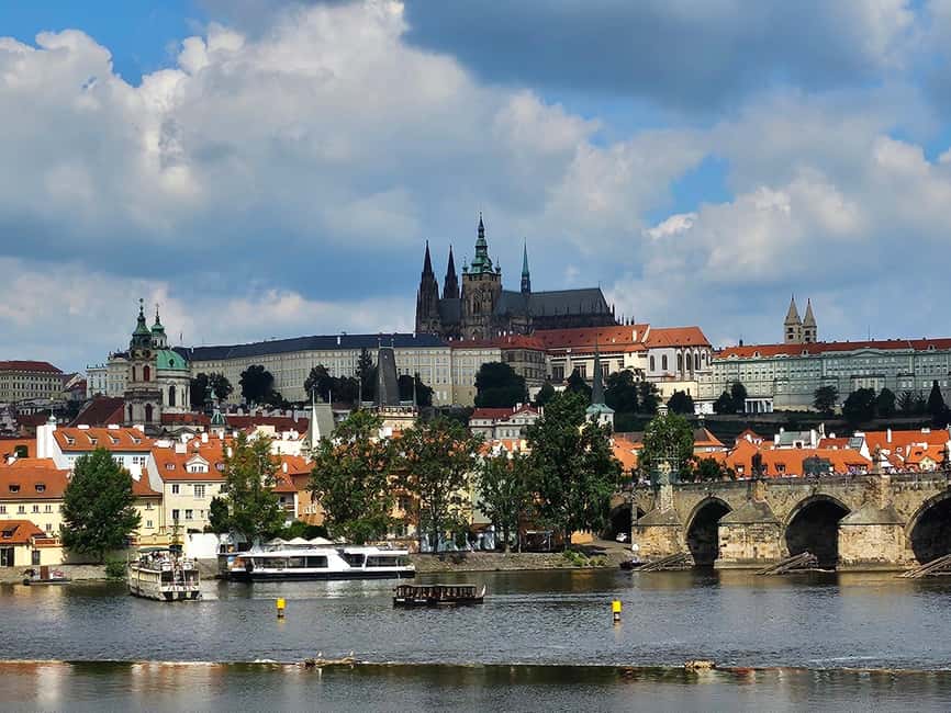 Prague Castle tour - Finding the Guide at U Prasneho Mostu
