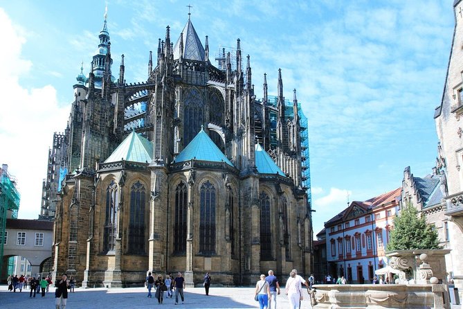 Prague Castle Walking Tour - Guide quality and the language question