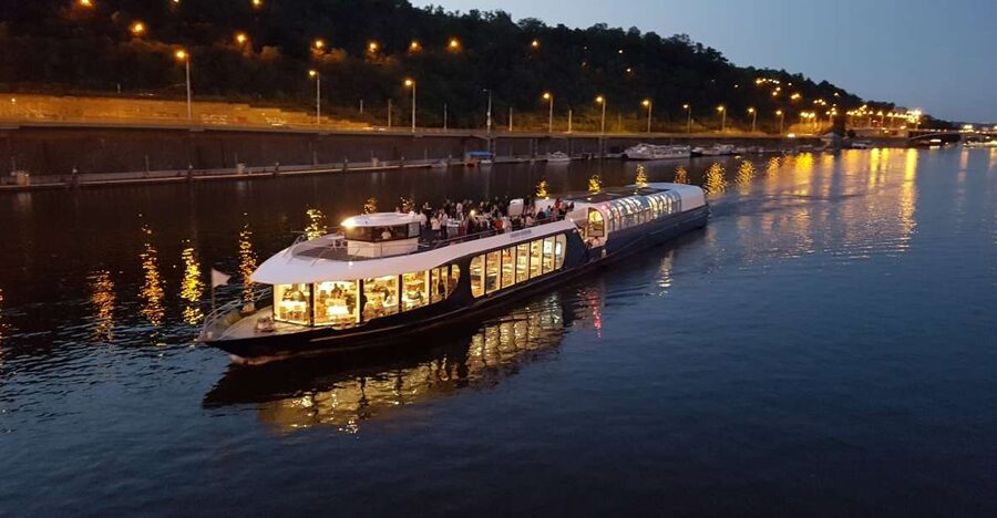 Prague: City Tour and Dinner Cruise with Hotel Pickup - Live music and the evening mood