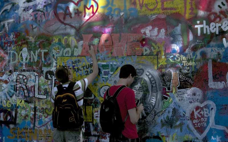 Prague: Classic City Bike Tour - Kampa Park and the giant babies