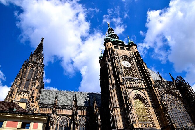 Prague DeLuxe Tour: Views, Hidden Gems, Tastings & River Cruise - Old Town treats and a pause before the bridge
