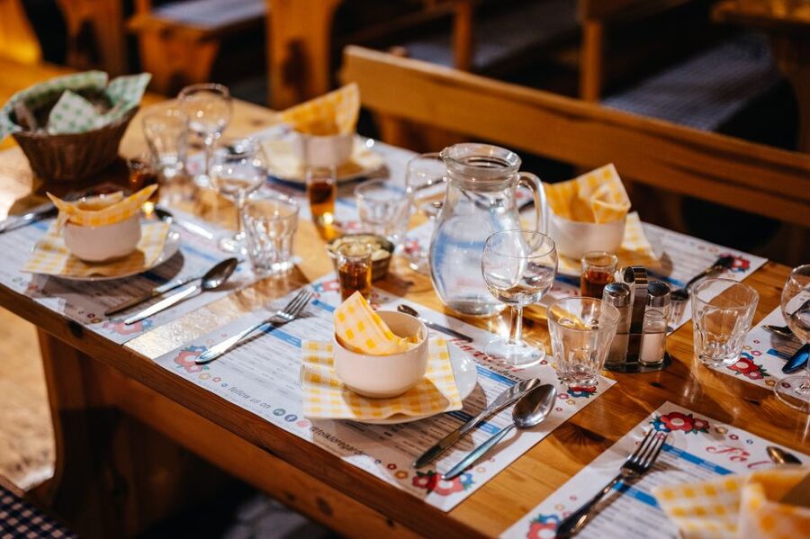 Prague: Dinner with Folk Show and Open Bar - The folk show and its traditional instruments