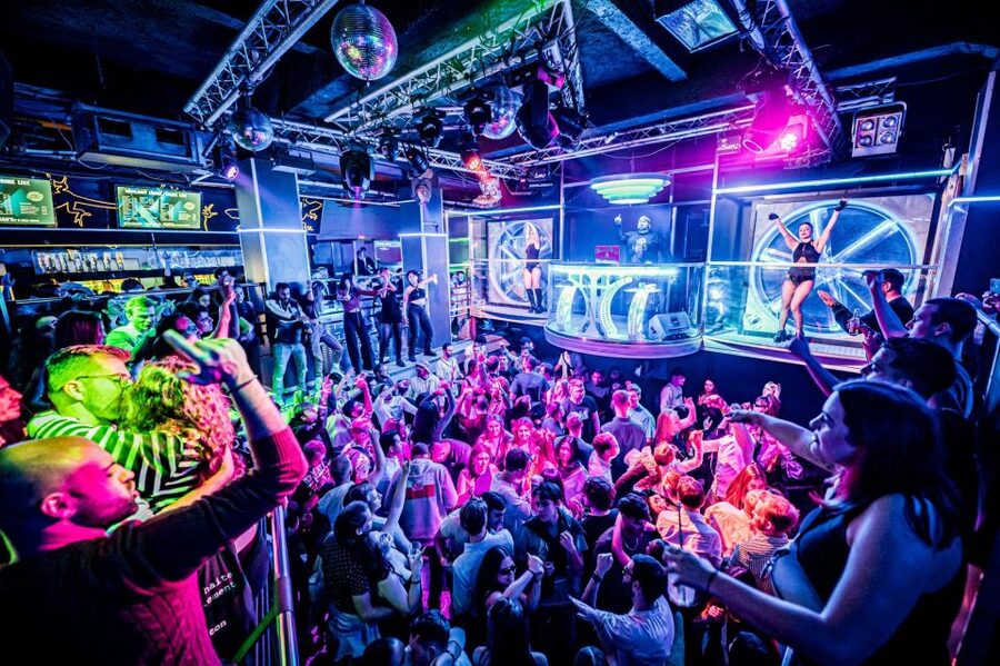 Prague: Entry ticket to Ice Pub Prague with Nightclub Option - What to wear for -7°C
