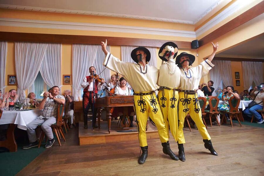 Prague: Folk Dancing Dinner Experience - Meeting your driver at 6:45 PM